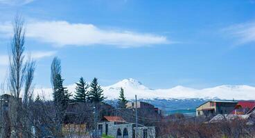 paesaggio con montagne e nuvole, montagna paesaggio nel il estate, paesaggio con montagne e blu cielo foto