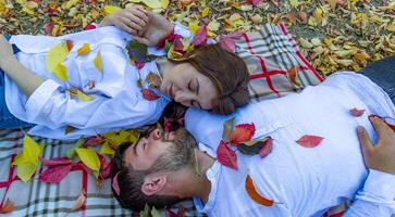 romantico coppia nel il giardino, coppia nel il natura foto