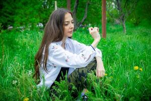 donna nel il parco, giovane donna nel il giardino foto