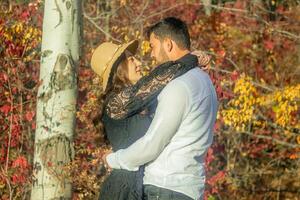 romantico coppia nel il giardino, coppia nel il natura foto