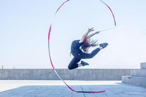 giovane ragazza fare esercizio nel il città, donna fare yoga esercizio, persona fare allungamento, donna rilassante nel il città, bella ragazza fare fitness esercizio foto