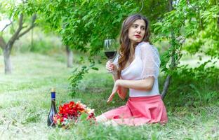 bella giovane ragazza nel il natura, ragazza nel il parco foto