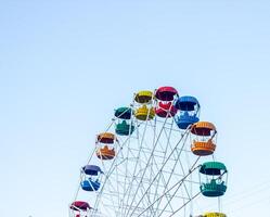 Ferris ruota su un' blu cielo, colorato Ferris ruota nel il parco foto