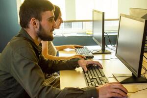 persona Lavorando nel ufficio, persona a il opera foto