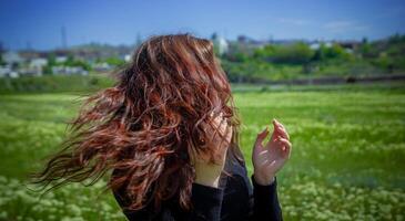 rosso dai capelli donna nel il parco, bella donna nel il natura foto