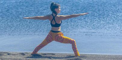 persona fare yoga esercizio su il spiaggia, persona rilassante su il spiaggia, personn fare yoga foto