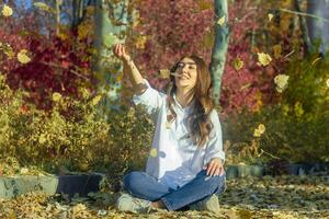 giovane donna nel il giardino nel autunno foto