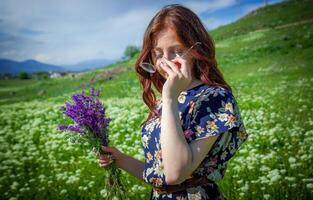 rosso dai capelli donna nel il parco, bella donna nel il natura foto