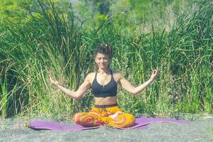 persona fare yoga esercizio su il spiaggia, persona rilassante su il spiaggia, personn fare yoga foto