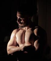 bodybuilder formazione il suo muscoli nel palestra, bodybuilder formazione con manubrio foto