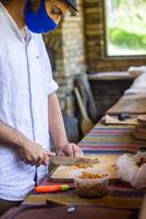 vicino su di uomo cucinando nel il cucina nel un' ristorante foto