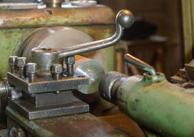 vecchio arrugginito industriale macchina nel un' fabbrica, vicino su di un industriale macchina foto