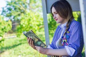 bella giovane donna nel il natura, estate scenario foto