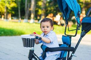 piccolo ragazzo giocando nel il parco foto