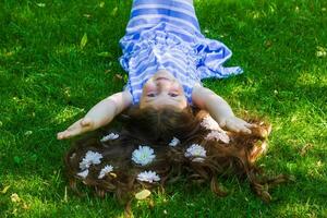 bella poco ragazza nel il natura, ragazza nel estate foto