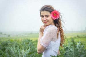 bella giovane ragazza nel il natura, ragazza nel il parco foto