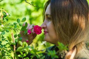 bella giovane donna nel il natura, estate scenario foto