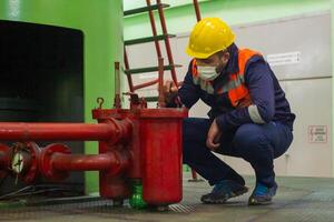 industriale lavoratore con giallo casco a il opera foto