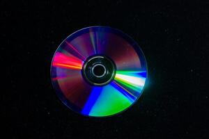 CD DVD isolato su Nero, CD DVD sfondo, disco nel il buio foto