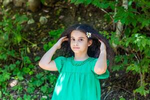 bella giovane ragazza nel il natura foto