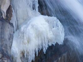 un' cascata con ghiaccio su esso foto