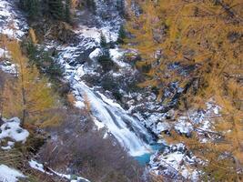 un' Visualizza di un' cascata foto