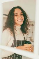 donna latina che beve caffè in cucina