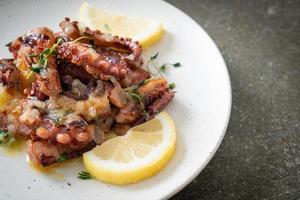 polpo o calamari alla griglia con salsa di burro al limone foto