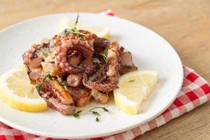 polpo o calamari alla griglia con salsa di burro al limone foto