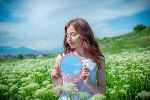 rosso dai capelli donna nel il parco, bella donna nel il natura foto