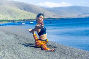 persona fare yoga esercizio su il spiaggia, persona rilassante su il spiaggia, personn fare yoga foto