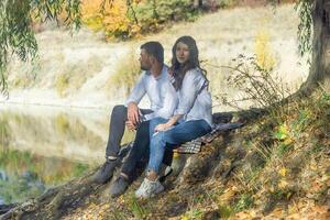 romantico coppia nel il giardino, coppia nel il natura foto