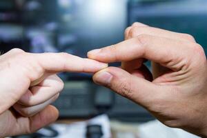 vicino su di mani Tenere mani foto