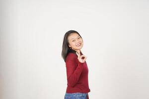 giovane asiatico donna nel rosso maglietta sorridente e mostrando va bene cartello isolato su bianca sfondo foto