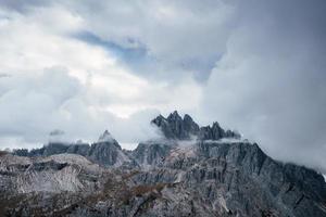 paesaggio di montagne circondate da nebbia e nuvole foto