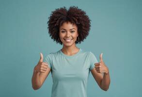 ai generato contento africano americano donna dando Doppio pollici su nel un' casuale alzavola maglietta. sua Riccio capelli Aggiunge per il gioioso vibrazione. foto