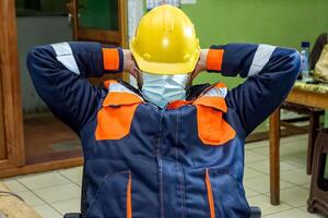 industriale lavoratore a il opera nel fabbrica foto