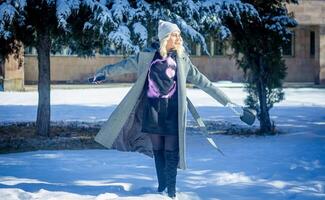 ritratto di un' donna nel un' parco, ritratto di un' donna nel inverno parco, ritratto di un' bionda donna, donna nel cappello foto