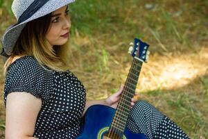 bella giovane donna nel il natura, donna nel estate giorno foto