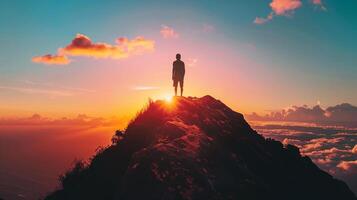 ai generato un' silhouette di un' persona in piedi su superiore di un' montagna picco guardare su a un' tramonto simboleggiante raggiungendo attività commerciale obiettivi foto