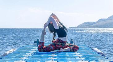 persona fare yoga esercizio su il spiaggia, persona rilassante su il spiaggia, personn fare yoga foto