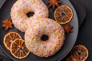 delizioso dolce luminosa ciambelle con crema su un' pianura sfondo foto