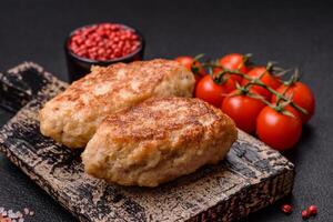 delizioso fresco fritte tritato pesce cotolette con spezie e erbe aromatiche foto