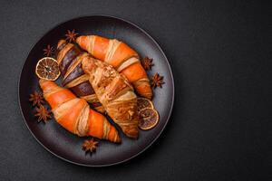 delizioso fresco, croccante francese Cornetti con dolce Riempimento foto