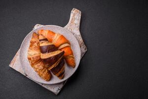 delizioso fresco, croccante francese Cornetti con dolce Riempimento foto