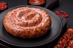 delizioso grigliato salsiccia nel il modulo di un' squillare con sale, spezie e erbe aromatiche foto