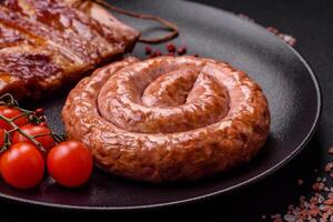 delizioso grigliato salsiccia nel il modulo di un' squillare con sale, spezie e erbe aromatiche foto