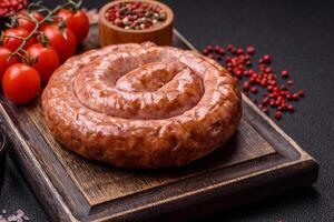 delizioso grigliato salsiccia nel il modulo di un' squillare con sale, spezie e erbe aromatiche foto