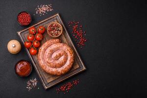 delizioso grigliato salsiccia nel il modulo di un' squillare con sale, spezie e erbe aromatiche foto