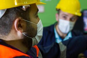 industriale lavoratori a il stazione di lavoro foto